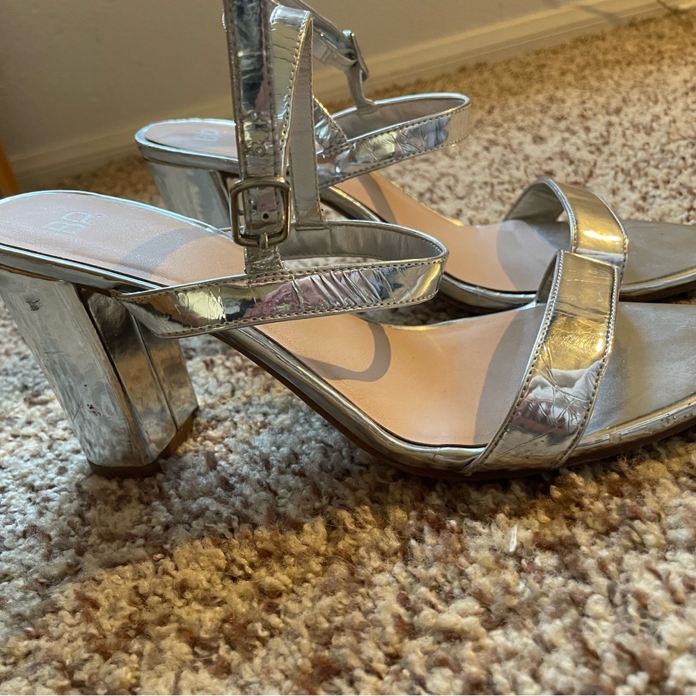 Silver heels - Picture 2 of 2